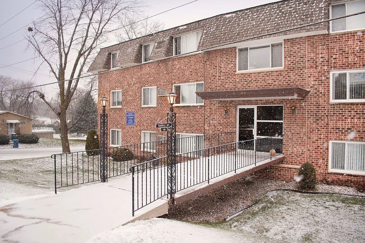 Building Photo - 140 3rd St W