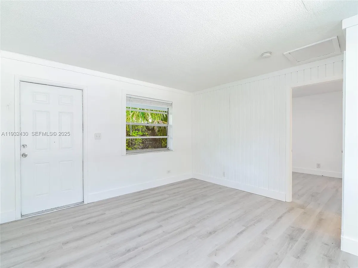 Unit Photo - 2020 Miami Rd
