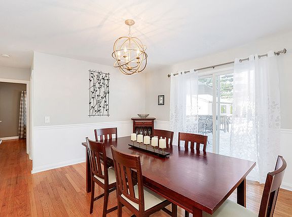 5th image of 220 S Lewis Ave