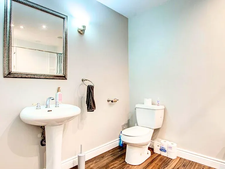 1098 Farnsborough Cres — Photo 10