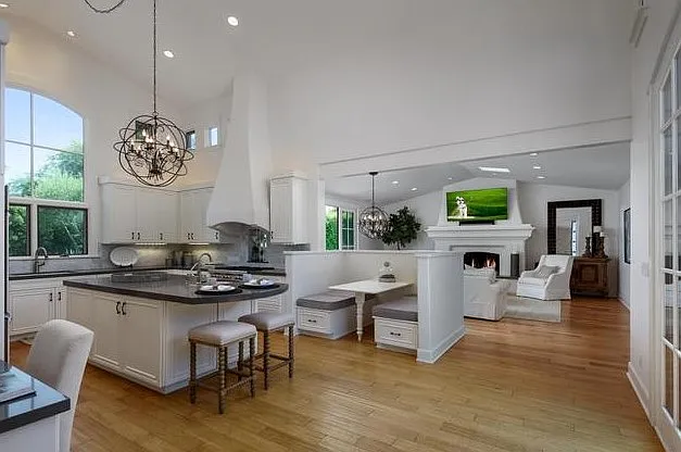 5 bed, 3837 sqft, $13,000 — Photo 3