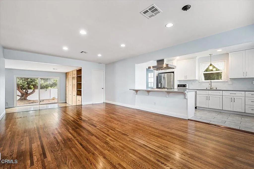 3 bed, 2.0 bath, 1394 sqft, $5,000 — Photo 1