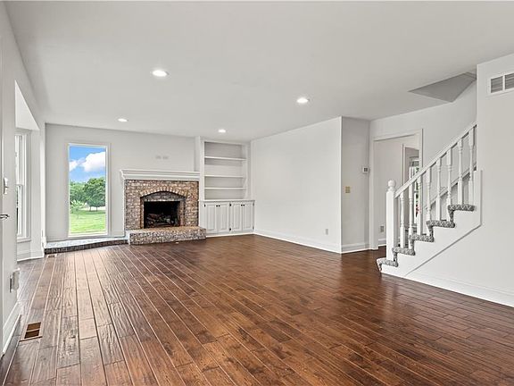 3rd image of 16865 Grandview St