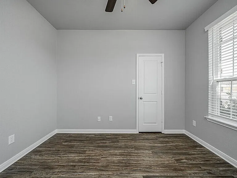 1362 Kingsgate Dr — Photo 5