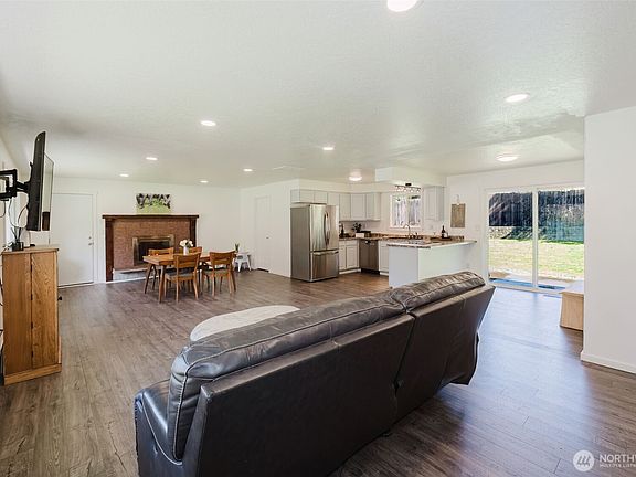 5th image of 3018 NE Rozewood Drive NE