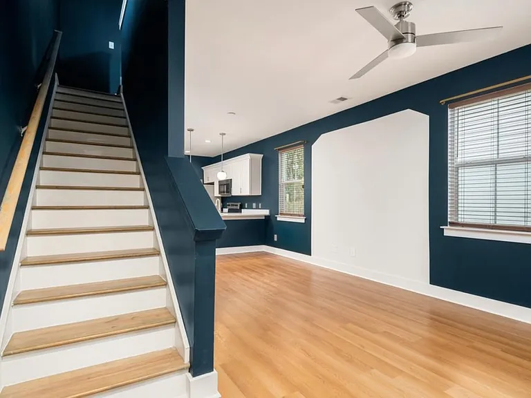 2037 Arbutus Ave — Photo 2