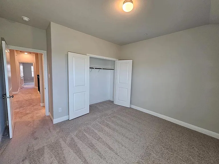 549 Hutchinson Ln — Photo 20