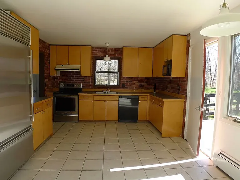 183 Barrytown Rd — Photo 5