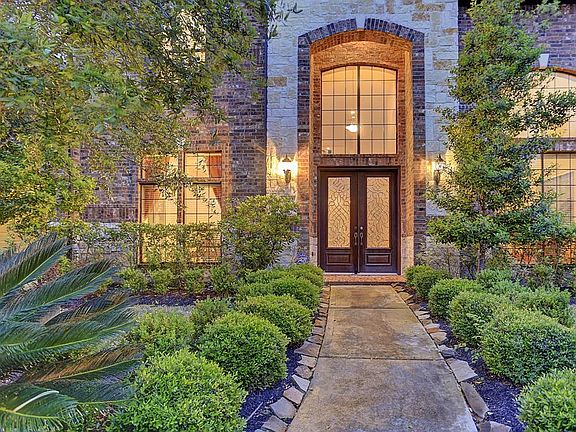 Well maintained lush landscaping creates amazing curb appeal.
