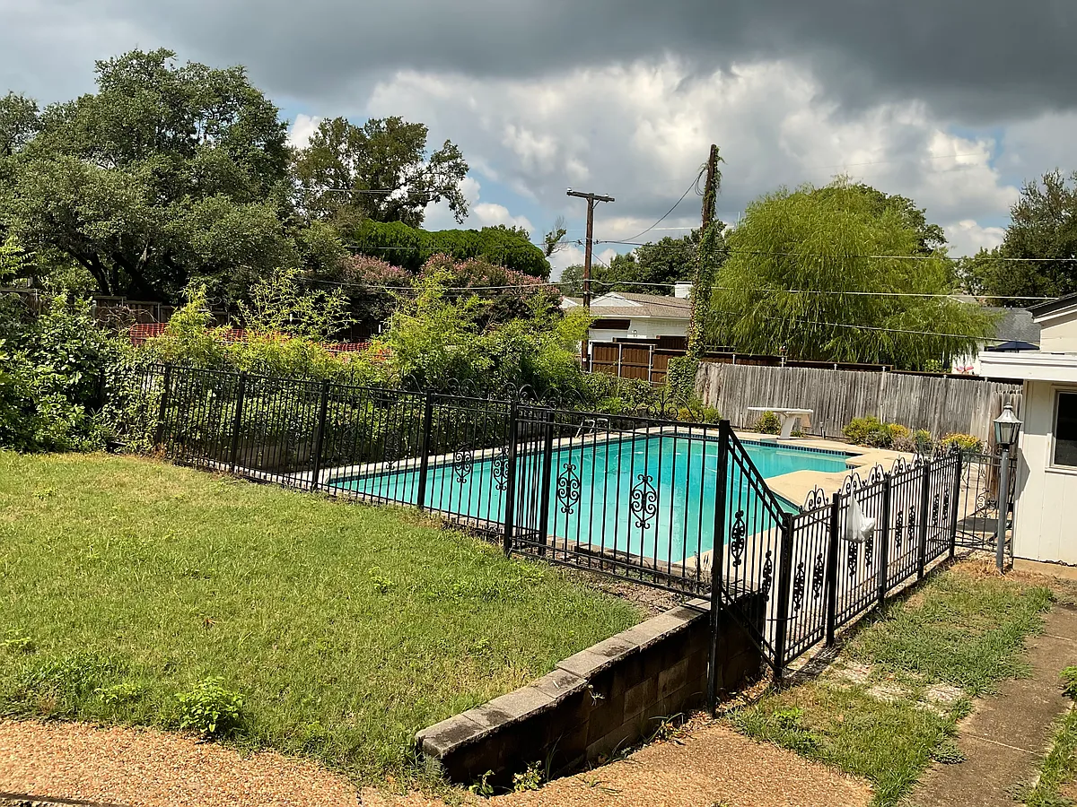 Building Photo - 2205 Ridge Crest Dr