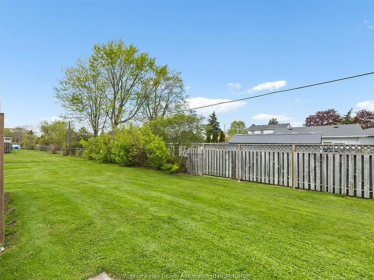 328 Fryer St — Photo 21