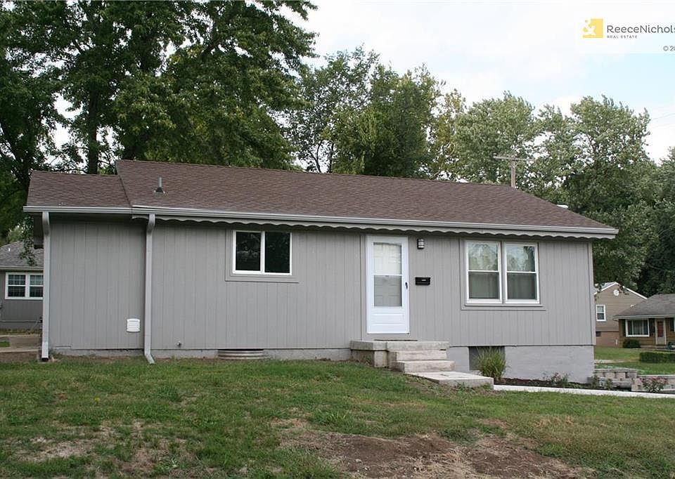 Darling 2BDRM, 1BA Raised Ranch w/Brand NEW Siding, Gutters and Storm Door.  Home faces 90th Street.  Garage faces Grand Avenue.