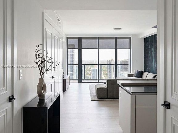 3rd image of 1000 Brickell Plz #3308