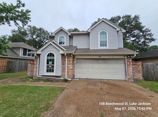 108 Beechwood St, Lake Jackson, TX 77566