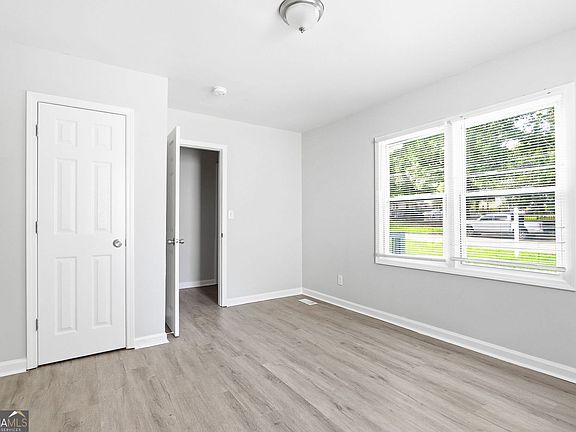 5th image of 977 Moreland Dr SE