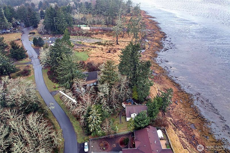 3rd image of 816 Duck lake Drive NE