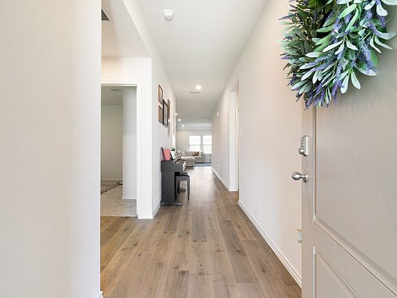 4th image of 102 Sunberry Dr