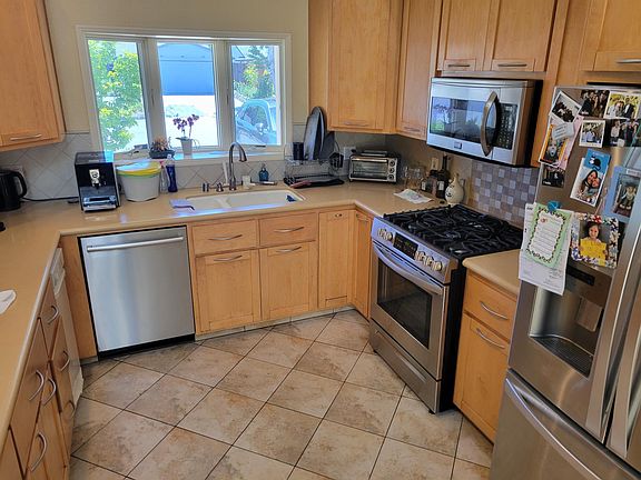 3rd image of 979 Larkspur Ave
