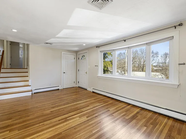 160 Ravenswood Rd — Photo 9