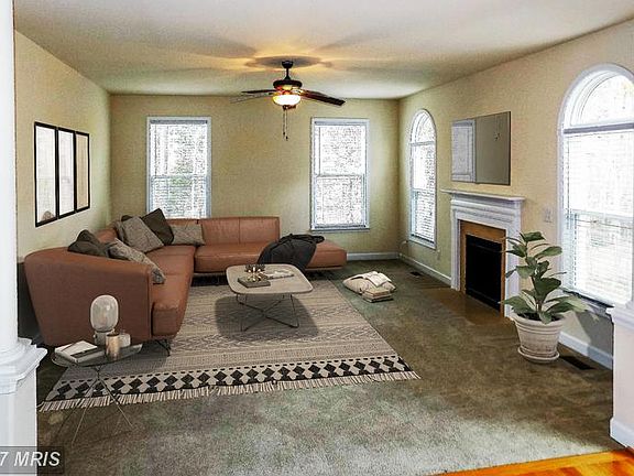 3rd image of 124 Queen Laurens Ct