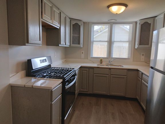 5th image of 115 E High St