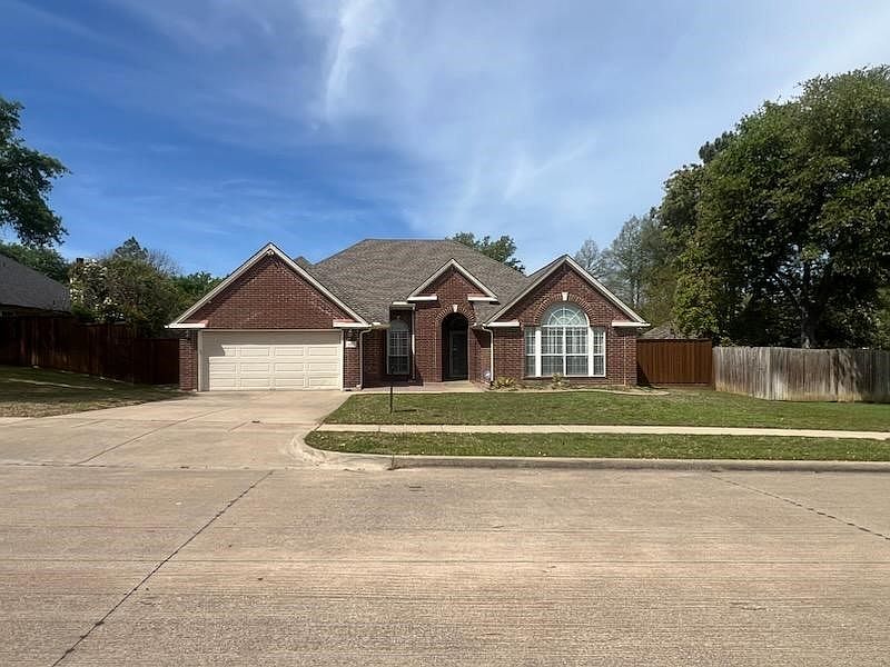 1st image of 1813 Palace Dr