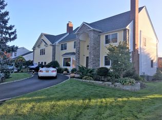 90 West Ln, Bay Shore, NY 11706