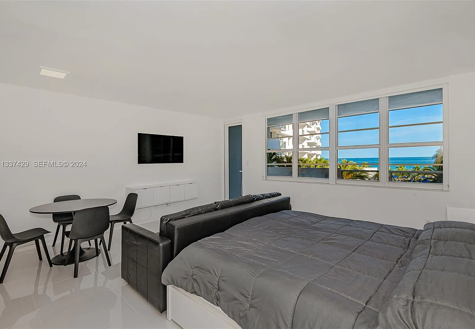The Decoplage Condo — Photo 3