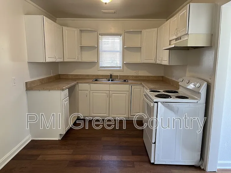 413 S Victor Ave — Photo 3