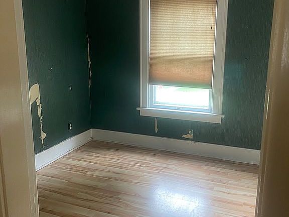 5th image of 832 E Church St