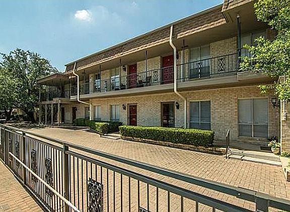 3rd image of 4320 Bellaire Dr S APT 111