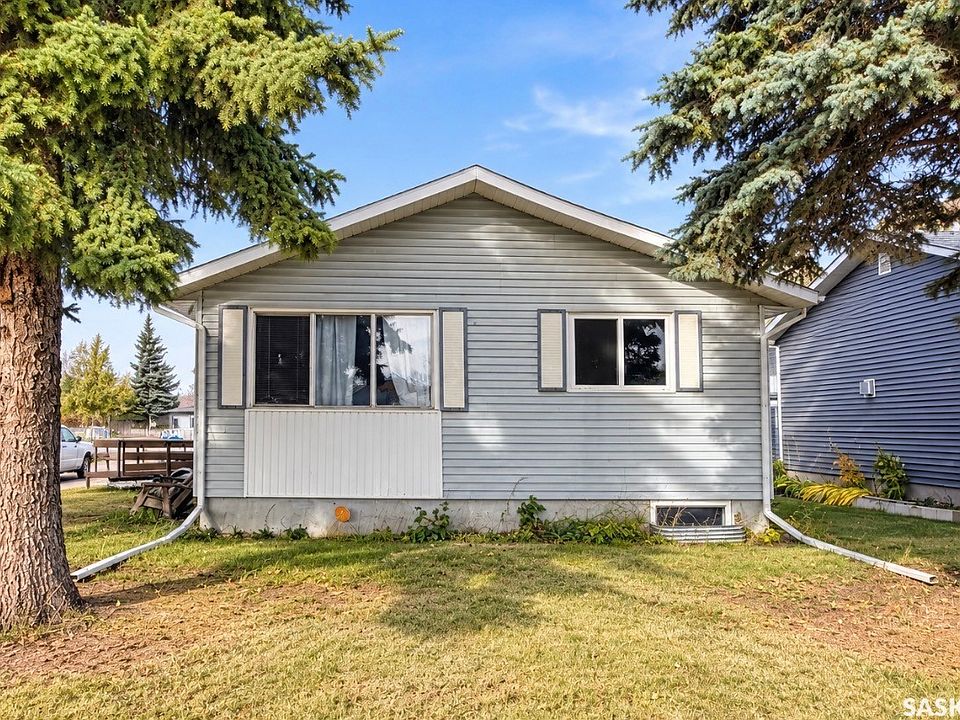 1st image of 446 Douglas Crescent
