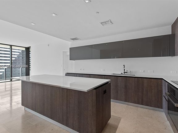 3rd image of 88 SW 7th St APT 904