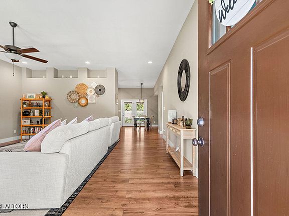 3rd image of 1503 Roxy Ln