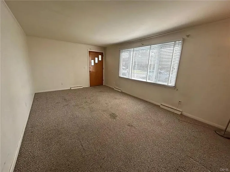125 Lyndale Dr — Photo 8