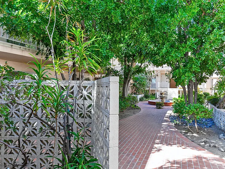 445 E Magnolia Blvd — Photo 13