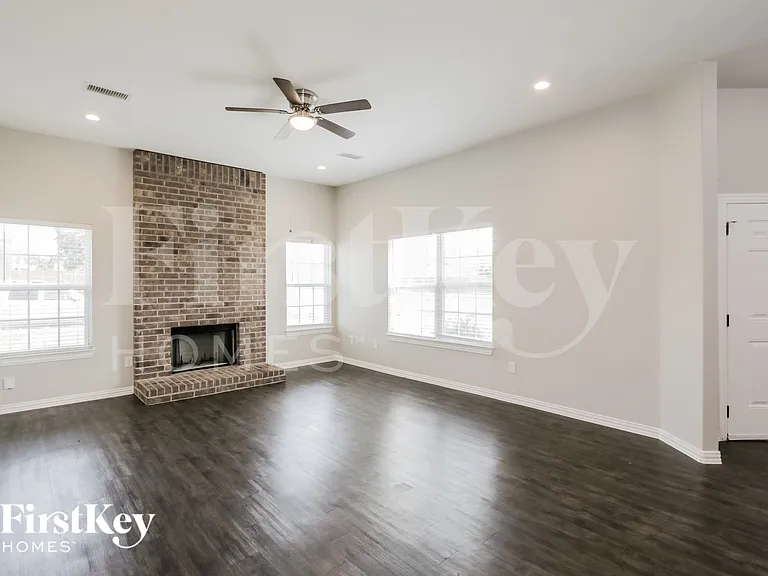 1633 Mockingbird Ln — Photo 5