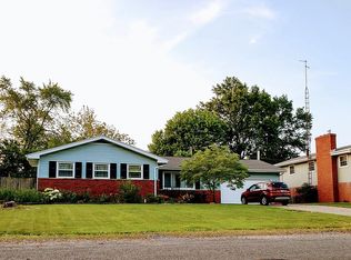 821 Oxford Dr, Chatham, IL 62629