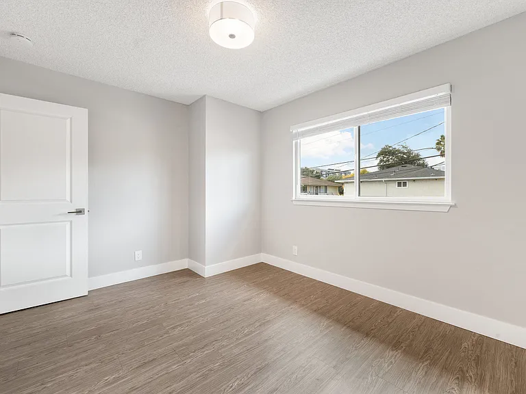 678 Bellflower — Photo 6