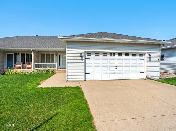 2521 Pembrooke Dr, Grand Forks, ND 58201