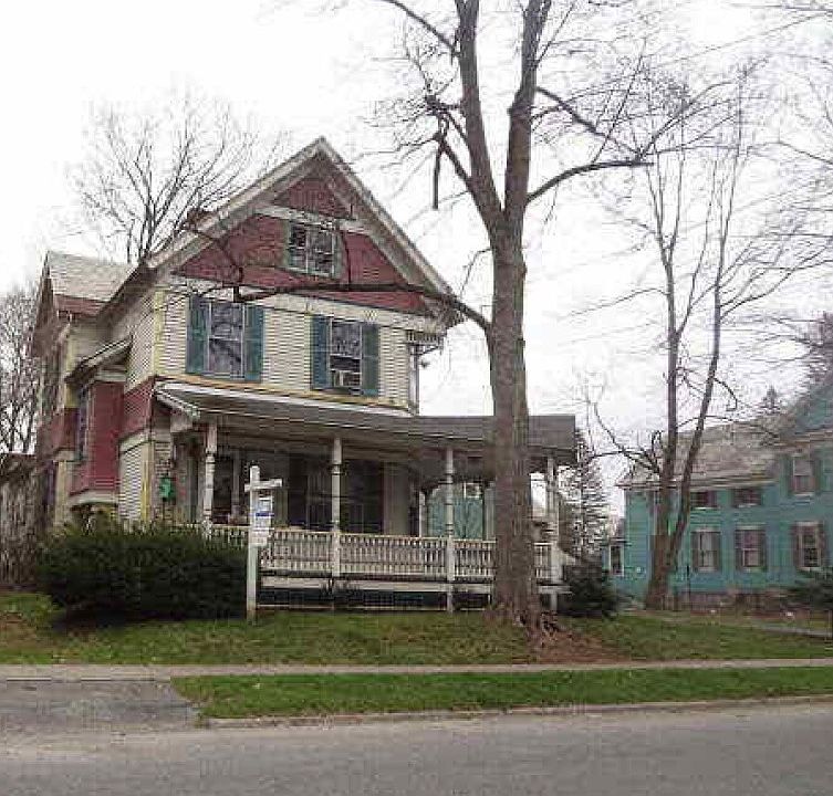 2nd image of 106 Oak St