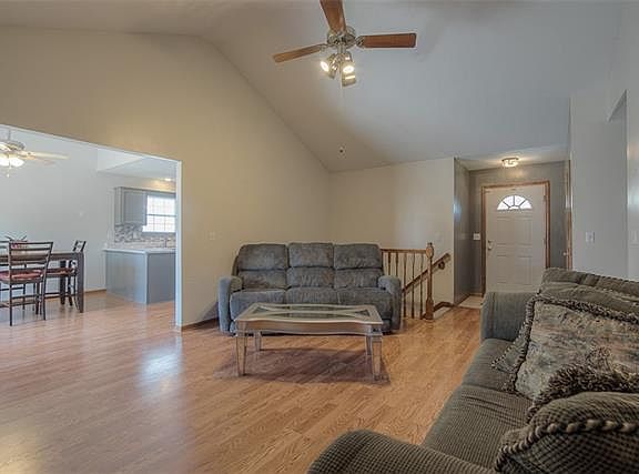 4th image of 13708 Bennington Ave