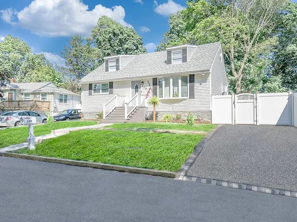 228 Lake Dr, Copiague, NY 11726