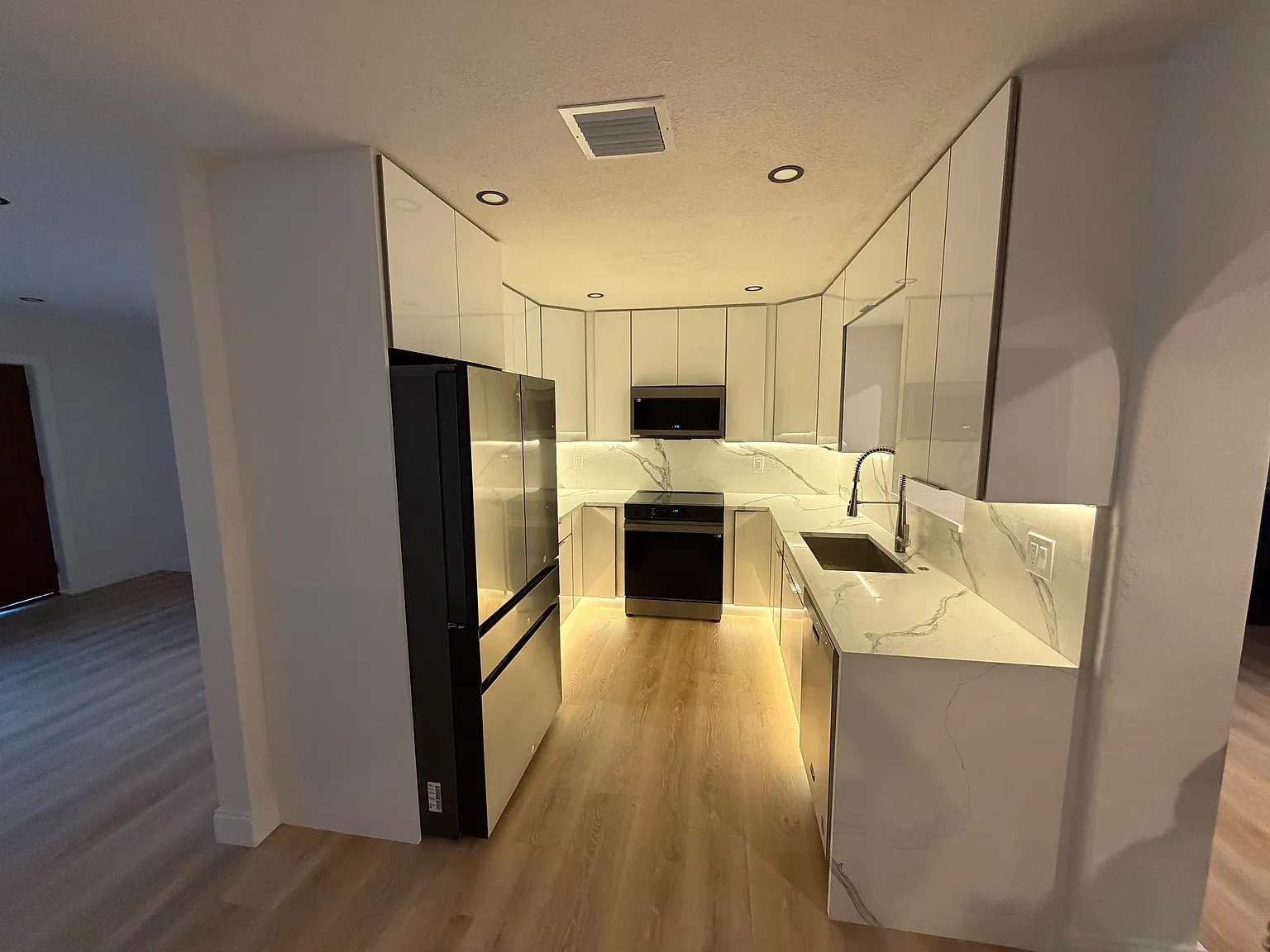 4 bed, 2300 sqft, $4,500 — Photo 2