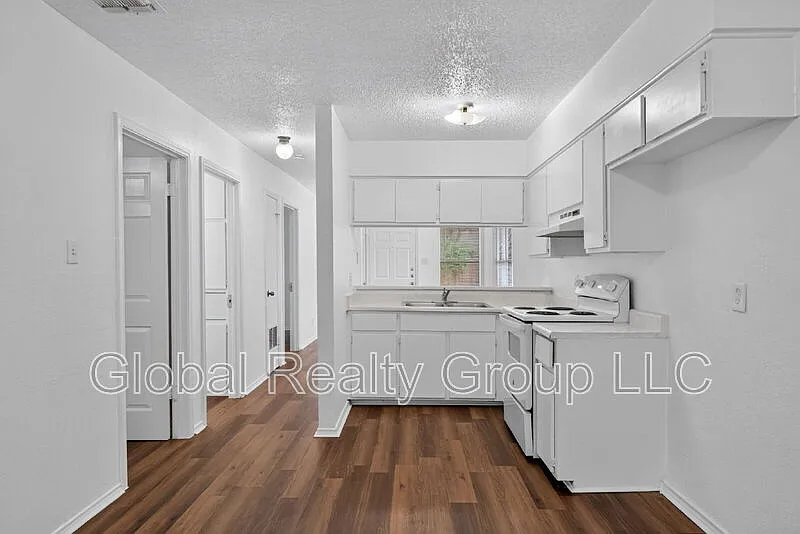 2 bed, 1.0 bath, 650 sqft, $595 — Photo 2