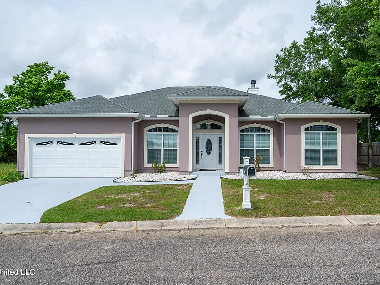 24 Pelican Cove Ln — Photo 1