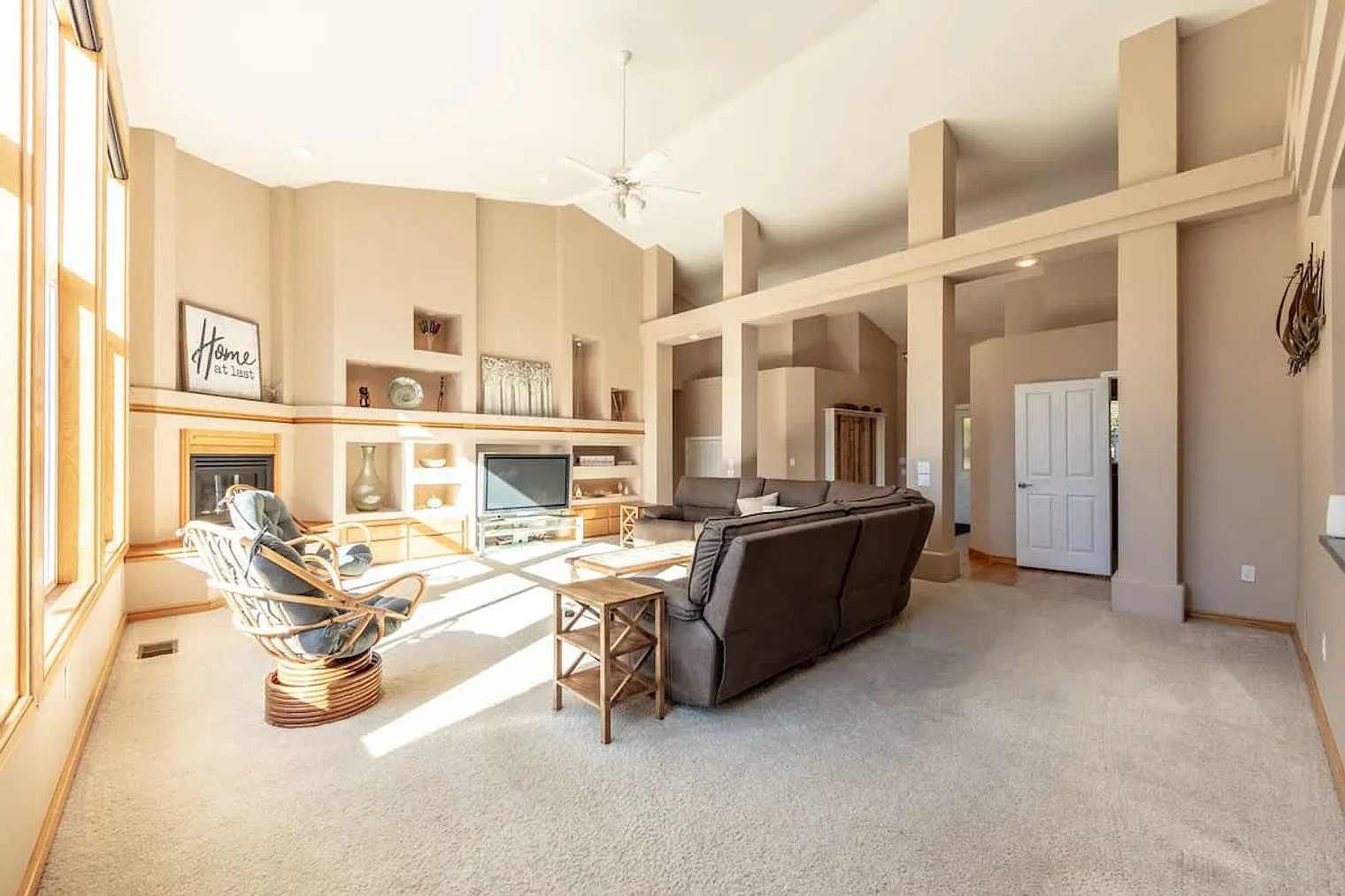 3 bed, 3.0 bath, 3089 sqft, $10,082 — Photo 2
