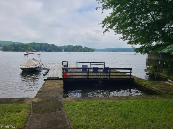 221 Maxim Dr, Hopatcong Boro, NJ 07843