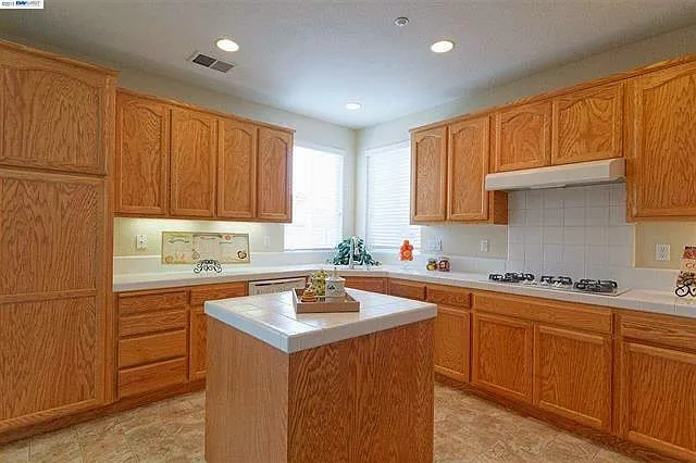 216 Elias Dr — Photo 2