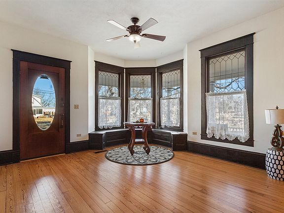 2nd image of 900 W 6th St